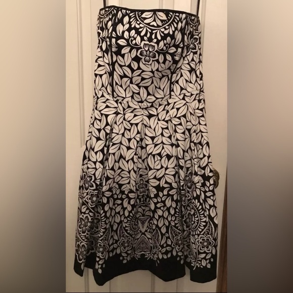White House Black Market Dresses & Skirts - New with Tag White House Black Market Strapless Dress, Floral Leaves